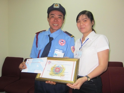 KHEN THƯỞNG NHÂN VIÊN CÓ THÀNH TÍCH